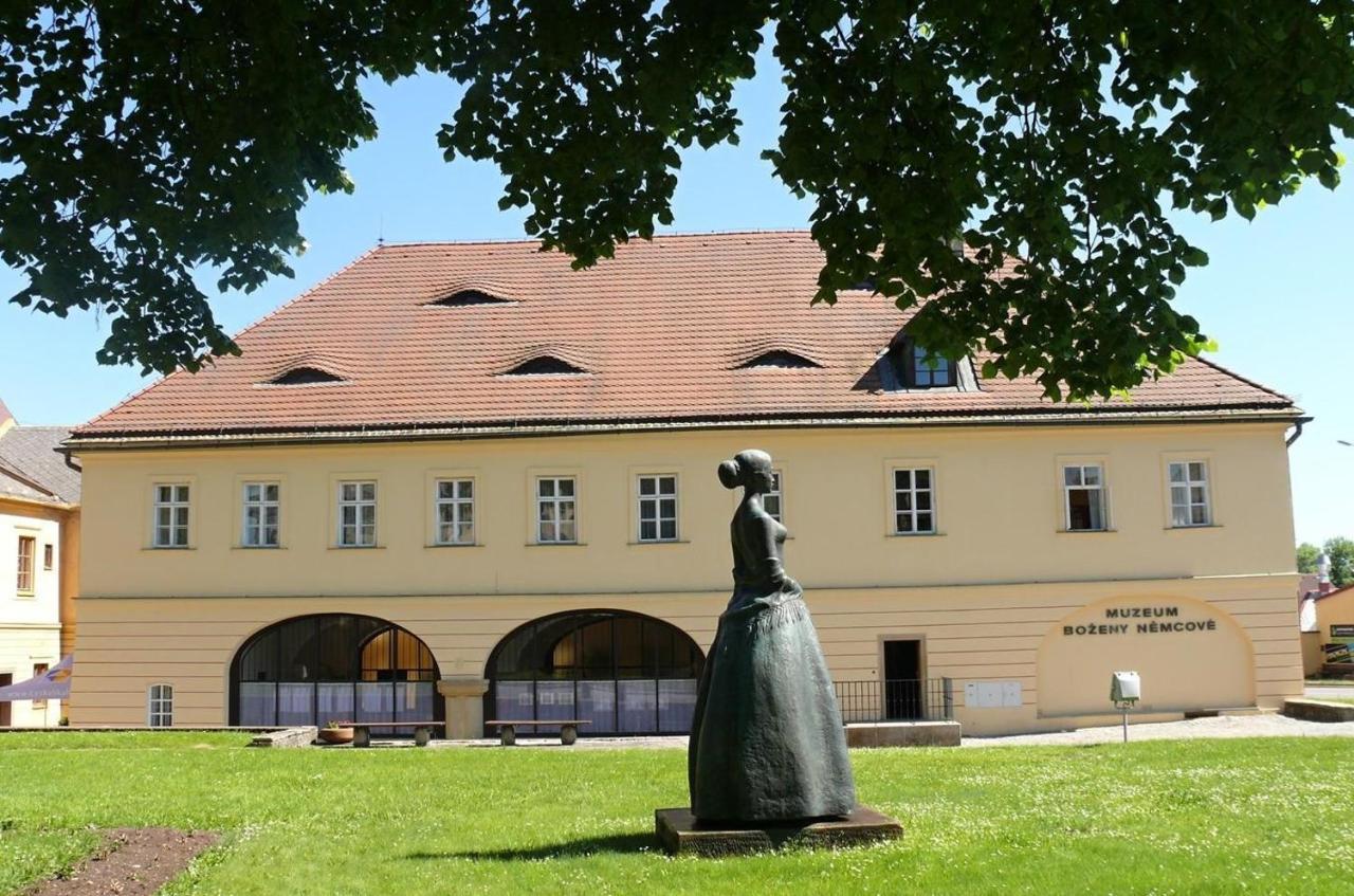 Restaurace A Penzion U Pešíků Červený Kostelec Exterior foto