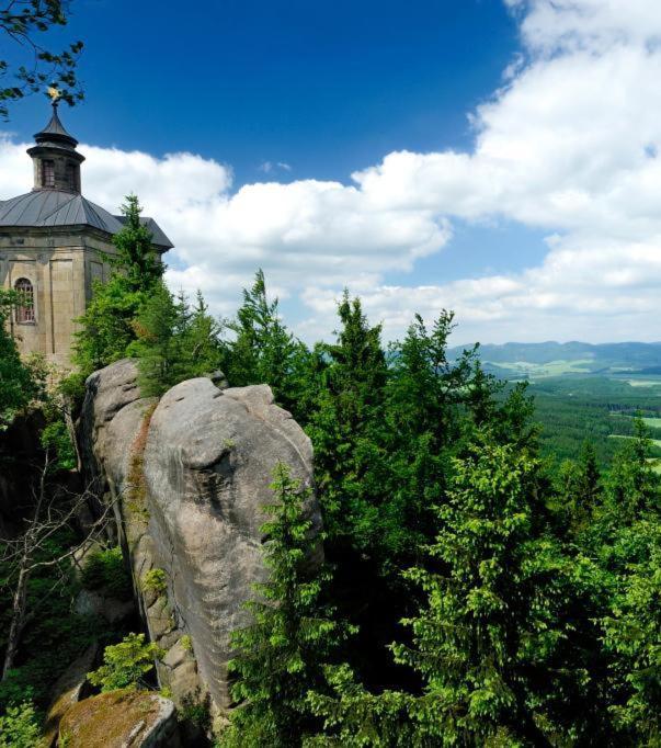Restaurace A Penzion U Pešíků Červený Kostelec Exterior foto