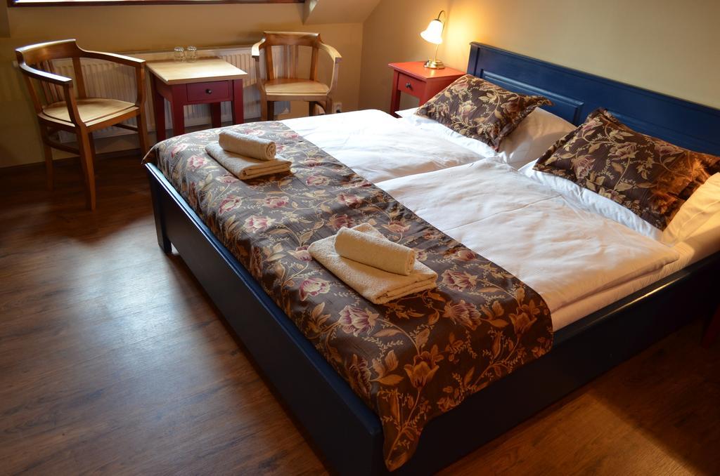 Restaurace A Penzion U Pešíků Červený Kostelec Habitación foto