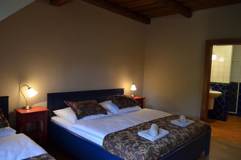 Restaurace A Penzion U Pešíků Červený Kostelec Habitación foto